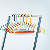 Summanen Oy jauhemaalaus, pulverimaalaus, metallin maalauspalvelu, metallin pintakäsittely, Summanen oy jauhemaalatut Monenan henkarit